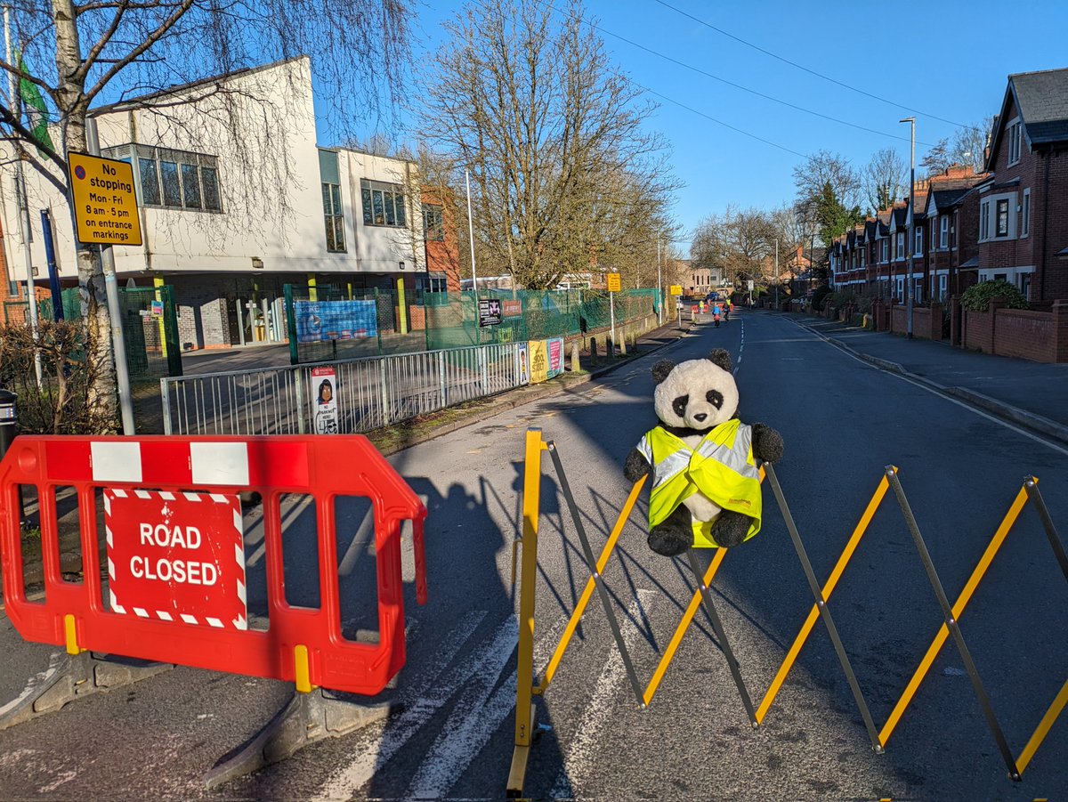 brookburnactive's tweet image. "What an absolutely stunning, calm, sunny day it is, for marshalling the @BrookburnP #schoolstreet this morning " said Panda marshal. "Can't wait to see all of the children and families and their smiles arriving for a new school week" ❤️🚴🏽‍♀️🛴 ☀️🌞