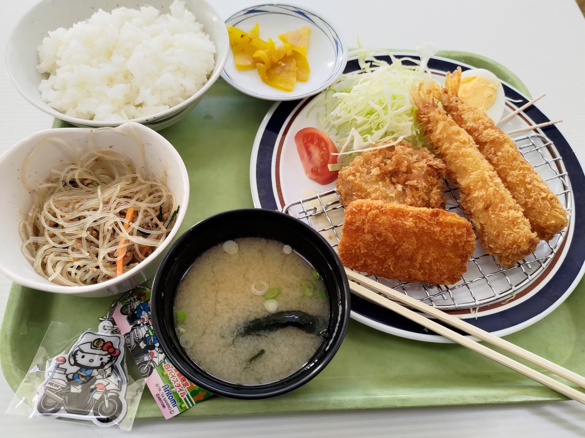 #二輪免許 取得記 最終章
なんとか色々終わって試験場ランチを食べるの図
コラボの女王の貫禄ある白バイキティさん、ハローキティxポリスって表記になるの正しいのにちょっと面白いのがズルい
#ハローキティ