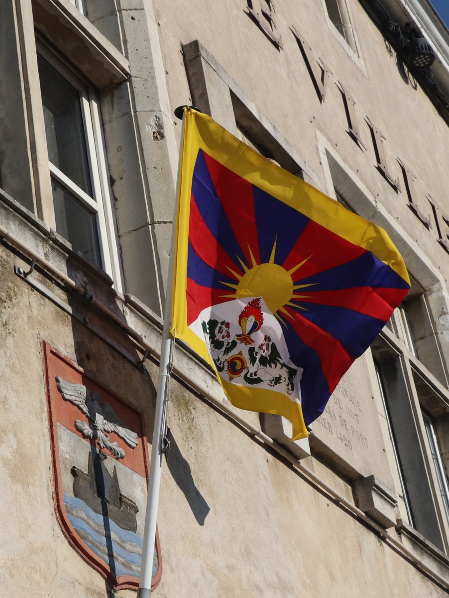 stnicolasdeport's tweet photo. [SOUTIEN AU TIBET] La ville de #saintnicolasdeport, par le biais de son maire @LucBinsinger, exprime son soutien à la cause tibétaine comme elle le fait depuis de nombreuses années. Elle arbore du 8 au 13 mars le drapeau de cette région autonome, sur le fronton de la mairie. https://t.co/T1yAOI82Vj