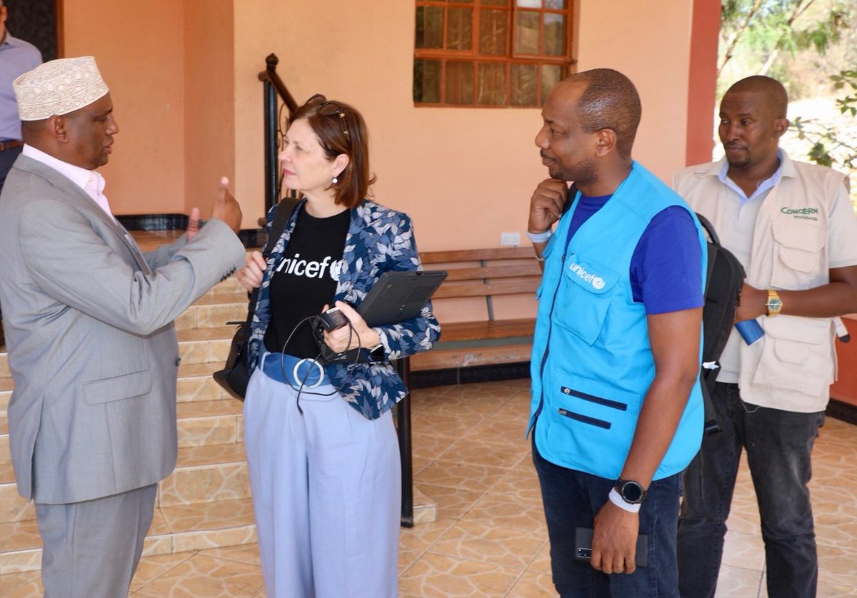 Today we’re at Moyale, Marsabit County with @UNICEF Deputy Executive Director @TedChaiban. We’re visiting a UNICEF-supported health centre treating malnutrition, a water supply system providing safe water for families, and meeting Community Health Promoters. 1/2
