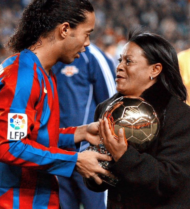 🇧🇷🗣️ Ronaldinho: “I gave my Ballon d'Or away to my Mother as a Thanksgiving gift for never giving up on me as a young naughty boy. 

She gave me directions to success and we were out of poverty because of her persistence and belief in my talent.” ❤️