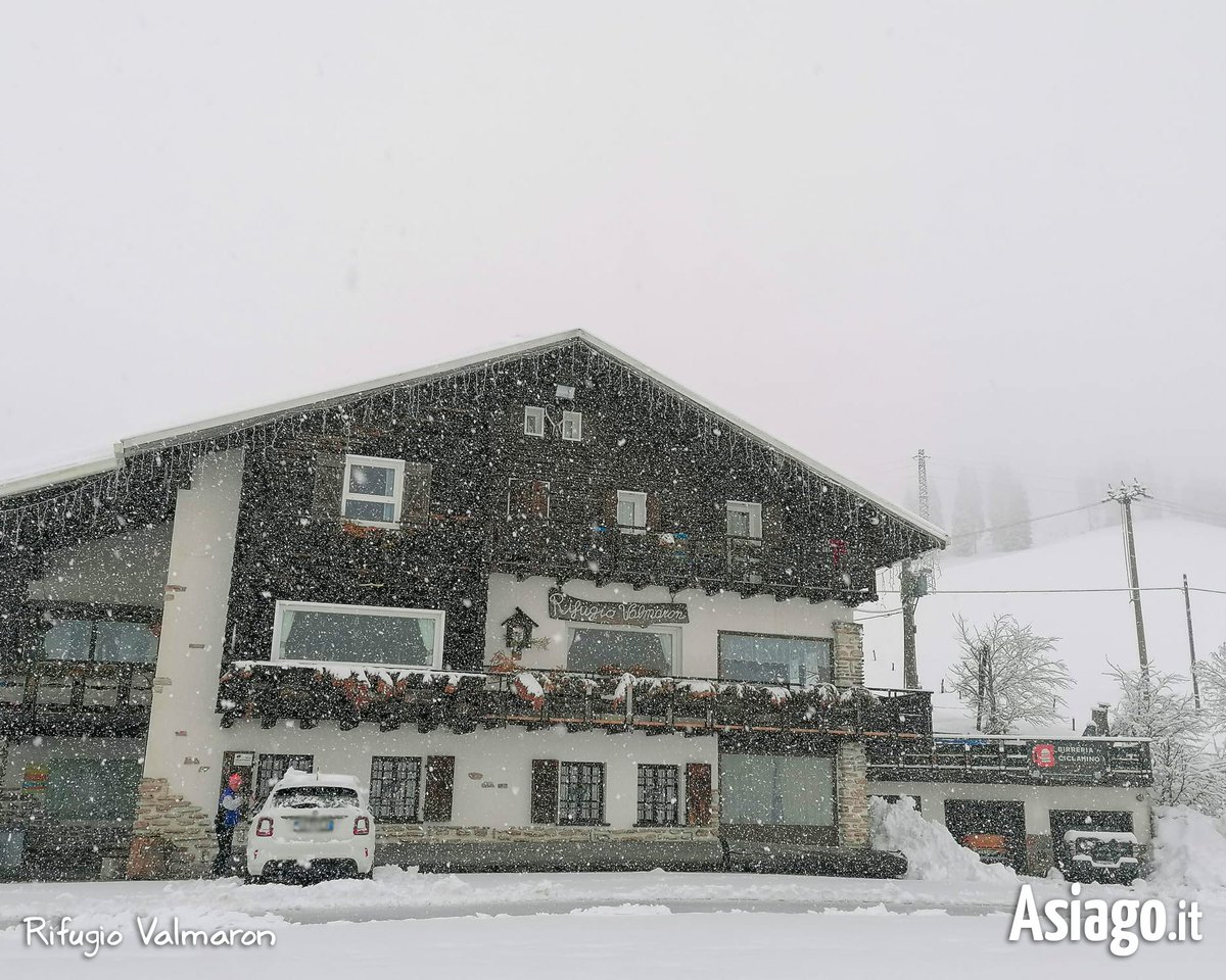 AsiagoIt's tweet photo. IN DIRETTA dal #RIFUGIO #VALMARON... #nevica! ❄️
Sull'Altopiano sopra una certa quota sta nevicando, mentre più in basso piove. Seguite la situazione in tempo reale dalle nostre WEBACM LIVE >> https://t.co/y4kr9vSAxe
#Asiagoit #altopianodiasiago #Enego #Valmaron #montagna https://t.co/DzbCofnQsU