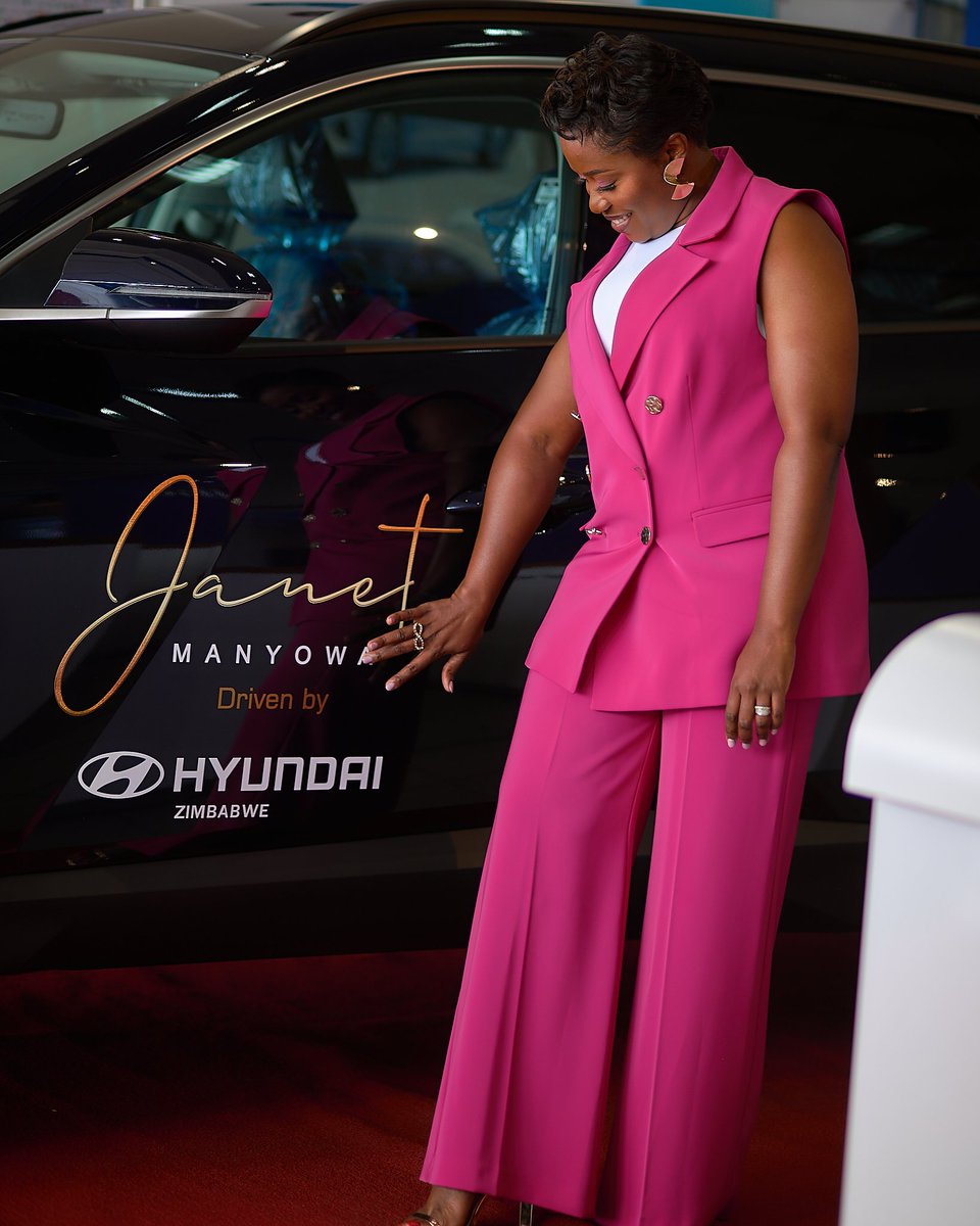 On today's episode of celebrating wins, @janetmanyowa is spotting a new gorgeous Hyundai Tucson courtesy of @hyundaizimbabwe😍😍. The gospel star is officially the new Hyundai Zim brand ambassador💃🏽💃🏽 A massive win for both, Hyundai and Janet if you ask us😉. Congratulations! 💐