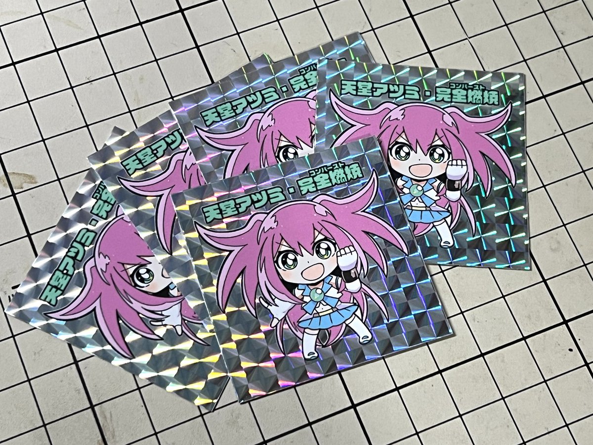 「僕がイラスト担当したアツミちゃんマンシール届いた!やっぱり背景キラキラだとソレっ」|ナバナオキ✒︎漫画家のイラスト