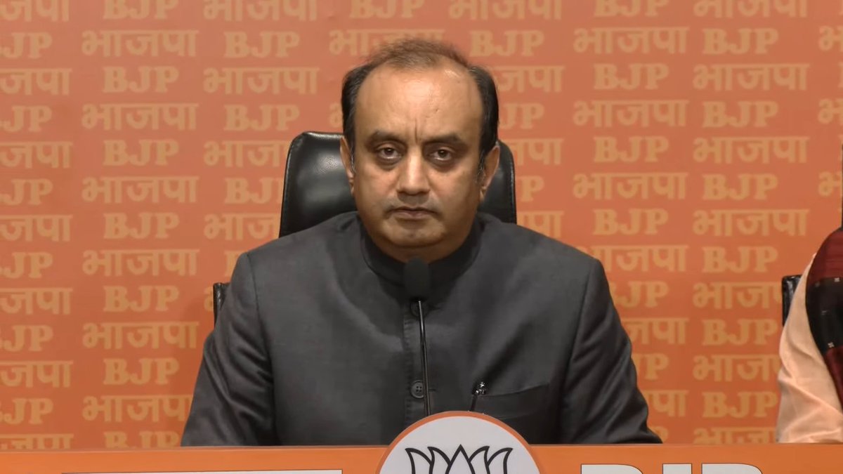 BJPLive's tweet photo. प्रधानमंत्री श्री @narendramodi जी के समुदाय, उनकी जाति, उनके परिवार, उनके स्वर्गीय पिताजी और माताजी को लेकर अनेक बार ऐसे आपत्तिजनक बयान दिए गए हैं, जो लोकतंत्र की मर्यादा को तार-तार करते हैं।

- डॉ. @SudhanshuTrived https://t.co/P2ZD36yu31