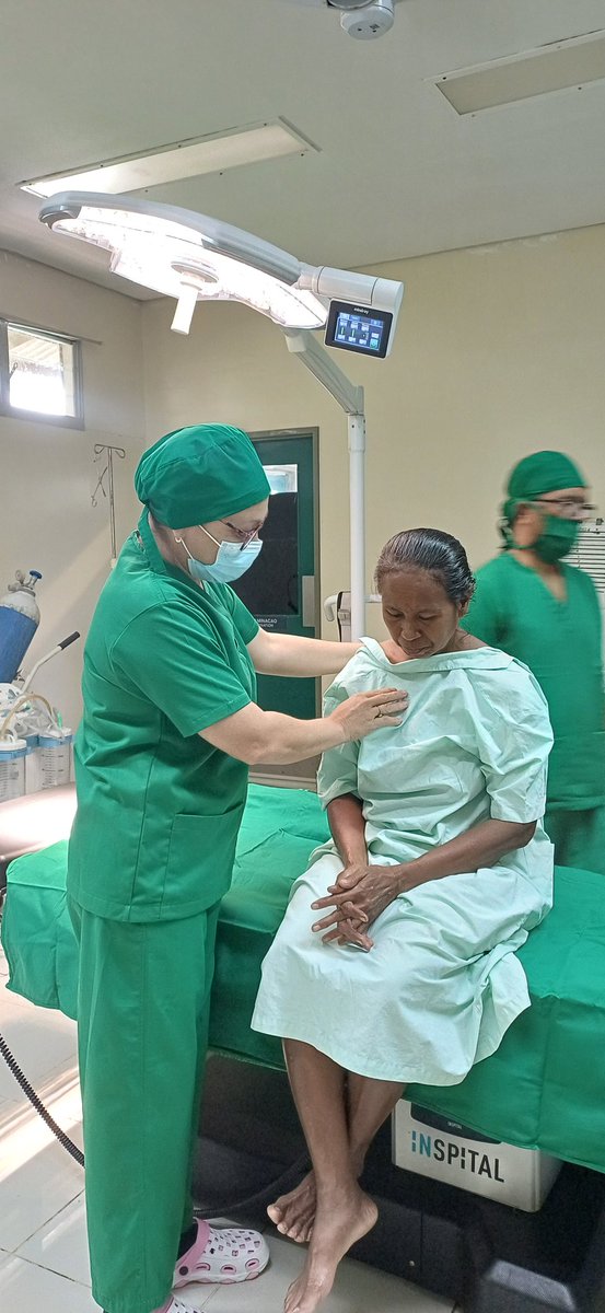 Lic. Anestesia Niurdis Yero, de la #BMCTL #Maliana, brinda cuidado y confor a la paciente que se le va administrar anestesia local, porque es #GenteQueSuma #CubaCoopera #CubaPorLaSalud #CubaPorLaVida