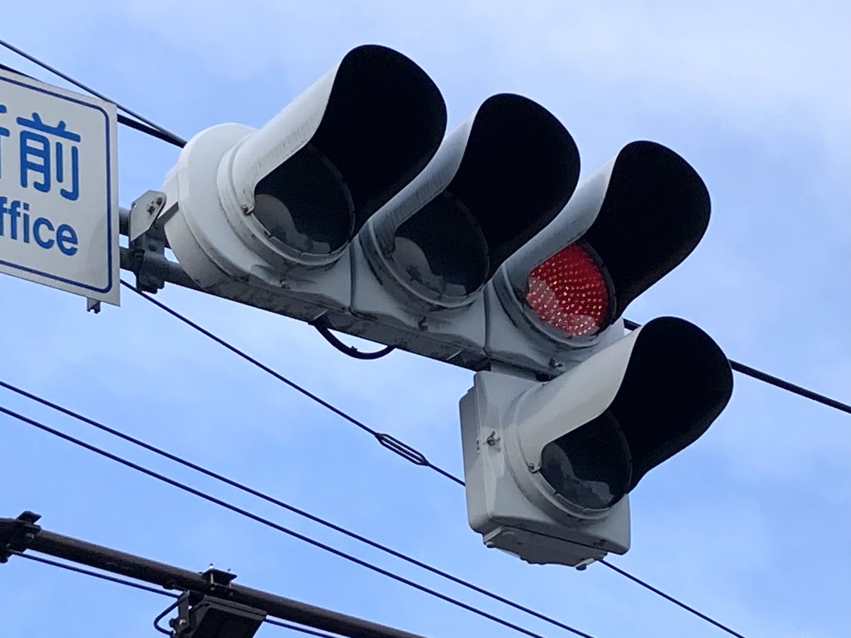 Momo_657501's tweet image. 太白区役所前、歩行者支援装置は消えましたが電材厚型LEDまだまだ現存

とはいえ、ここは幹線道路同士が交わる交差点、いつ更新が入っても可笑しくは無さそうです。