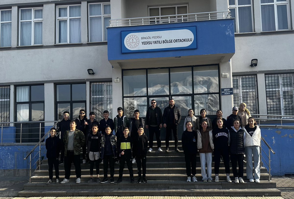 Okulumuz kız ve erkek futsal takımımız 4-10 Mart tarihlerinde ilimizde düzenlenen futsal turnuvasına katılım sağlamak için bugün ilimize doğru hareket ettiler. Öğrencilerimize başarılar diliyor ,Her vurduğunuzun gol olmasını diliyoruz. ⚽️ 🥅 
<a href="/bingolmem/">Bingöl MEM</a>  <a href="/GSB_Bingol/">Bingöl Gençlik ve Spor İl Müdürlüğü 🇹🇷</a>