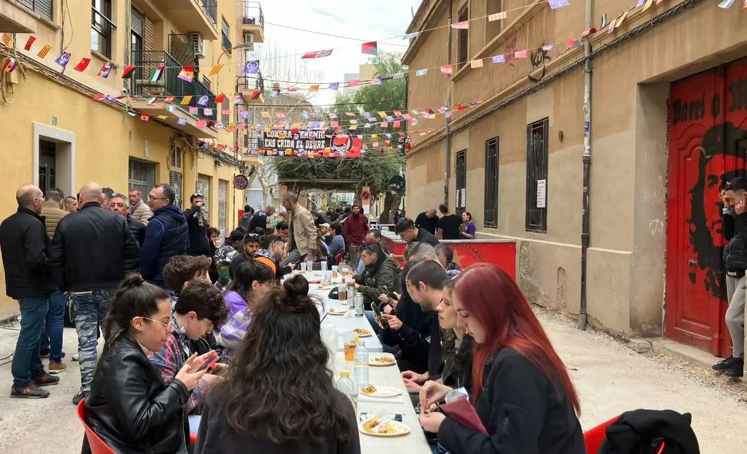 MAGDALENA INSURRECTA 24'

No podran res davant un poble unit, alegre i combatiu. Tenim molt clar que resistir és vèncer. Gràcies i molt amor a les que es juguen la seva llibertat, i fins i tot el cos per no cedir i confrontar a la reacció que va intentar amb totes les seues+
