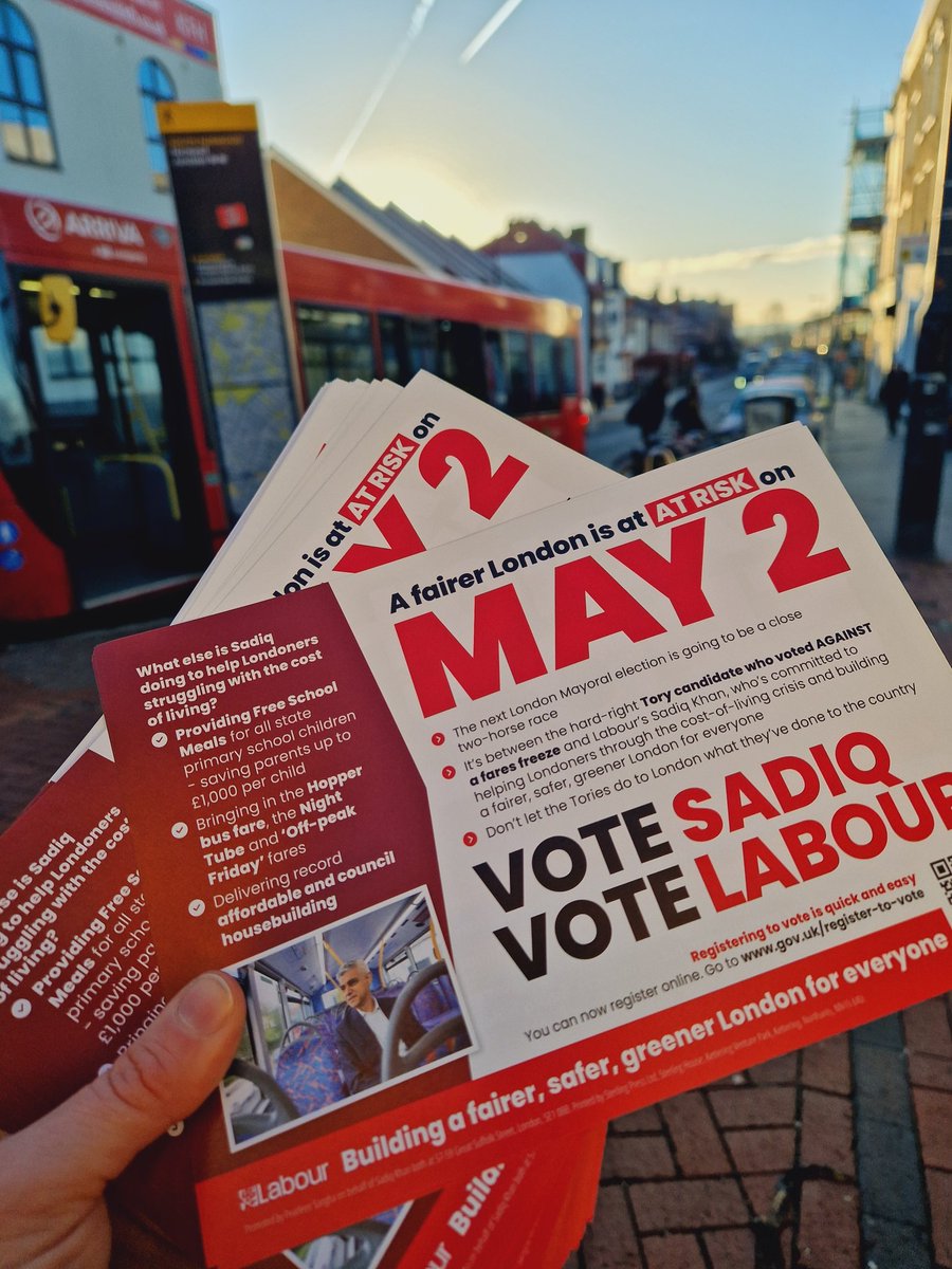 The @TfL #FareFreeze came in today so we were out at Norwood Junction sharing the good news & reminding locals why they need to vote for @SadiqKhan on May 2nd 🚉