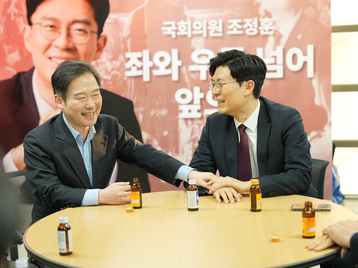 <마포는 '국민의힘 완전체'로 이기겠습니다>

오늘 저 조정훈 지역사무실로 신지호 전 의원님께서 방문해주셨습니다. 다섯 분의 시·구의원님도 함께 오셔서 힘을 보태주셨습니다. 지난 3.1절 경선발표 이후, 누구보다 빠르게 '국민의힘 원팀'이 되었습니다. 감사합니다.

'통합'은 승리를 향한