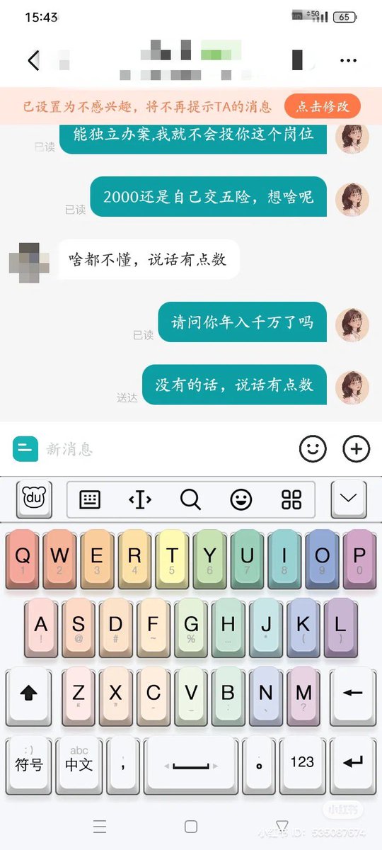 现在无论是境内还是境外律所，都算是把律师助理/实习律师的路堵死了。

境内，实习律师/律师助理的工资低到离谱。五院四系又如何，过法考又如何？倒贴加班你要认，案件提成没你份。看老板脸色就算了，连老板的秘书、所里的行政姐姐（关系户）你都得罪不起。

让你加班时会对你说说：「这是难得的学习机会。对你以后的执业大有帮助」，你跟他谈条件时：「你就值这么多钱了。况且我们给你学习的平台和机会，你不要不知足」

好不容易熬过实习期，拿执业证了。不好意思，没客户＝没创收＝没饭吃。律师费越压越低，行业内各种游走在法律边缘的骚操作（eg. 好听点是返点，难听点就是商业贿赂）。

不如搞点新思路，拍视频？——可以，律师袍穿上，镜头前正襟危坐。法条罗列加从严解释，再结合社会主义法治理念。新花样，跳个舞、诙谐幽默普法？不行，当地律协点名批评，律所内部劝退。走好不送。

境外，花重金读了LLM过了bar，拿到大firm的offer。可惜，在trainee contract之前，你都是最低端的paralegal。

你可以打weekly call、写meeting report，写文件，主持closing，你可以technical skill很过关，draft的email让老板很放心，你连他的signature block都帮忙加上，他copy paste就能直接发出去，但你永远不配在external material上留下姓名。做项目的时候你觉得自己是业务骨干，是主办了，但发工资时你发现自己就比tea lady好点。

所谓高端的client lunch，client drinks，明明是你run deal时朝夕沟通、微信和email回复不断的客户，但老板还是带上连parties有几方都没搞清楚的senior asso出去，而你只配继续在office回邮件，催CPs。HR和managing partner会不断鼓励你「good job! keep moving，internal appraisal优秀的可以转trainee contrac」，结果排了多少年了都轮不到你。

终于轮到你转TC了，勤勤恳恳做了2年，表忠心、刷存在感。最后，region partner宣布：Great China业务萎缩，你看很多peer firm都关停了PRC或者香港办公室了。我们在difficult time，你可能考虑换组吧，否则我们应该没有headcount让你qualify......或者你可以开始留意市场上的其他机会了......

更可怕的是，很多过来人，都会觉得我上面所说的一切是理所当然，从制度的被害者，成为制度的维护者。

精英美梦，该醒了。把律师作为副业，可能你会更开心。