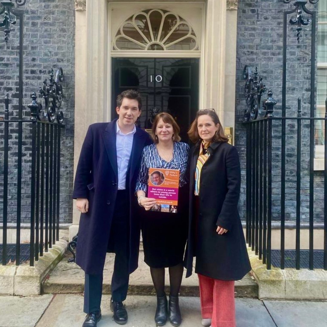 Oskar Schortz, Vice Chair of Olly’s Future, Ann Feloy, Founder and CEO and Prof Faye Gishen, Director of @UCLMS went to No.10 Downing Street to talk about suicide prevention for medical schools pointsoflight.gov.uk/ollys-future/ #suicideprevention #mentalhealthawareness #downingstreet