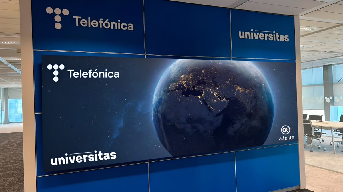 Alfalite ModularPix 1.9 brilla en el nuevo campus Universitas de Telefónica. Potenciando su Hub de Innovación y Talento. Especificaciones de la pantalla: 3,75x1,25 metros. Integración hecha por Telefónica Tech. Orgullosos de colaborar en este proyecto con Telefónica.