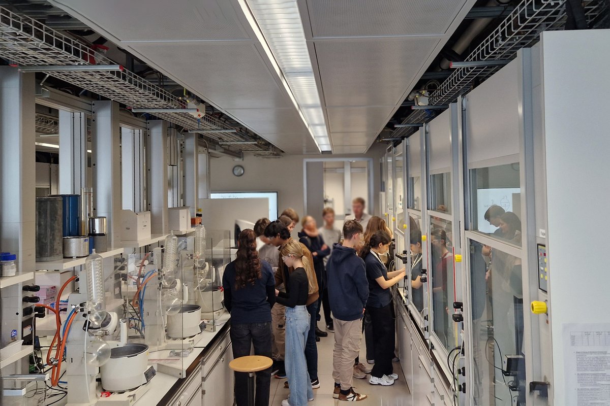 We start the new week with a look back: On Saturday, March 2, the 'Lehrstellen-Galerie' took place at Hönggerberg. The Lehrlabor D-CHAB was also present and provided insights into laboratory work. lehrstellen-galerie.ethz.ch #apprenticeship