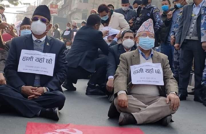 फुट्दिन भन्दा भन्दै , फुटायो साथीले...
म छु भनि नयाँ गठबन्दन....जुटायो साथीले....🤣🤣

तस्बिर श्रोत.©️ सामाजिक संजाल