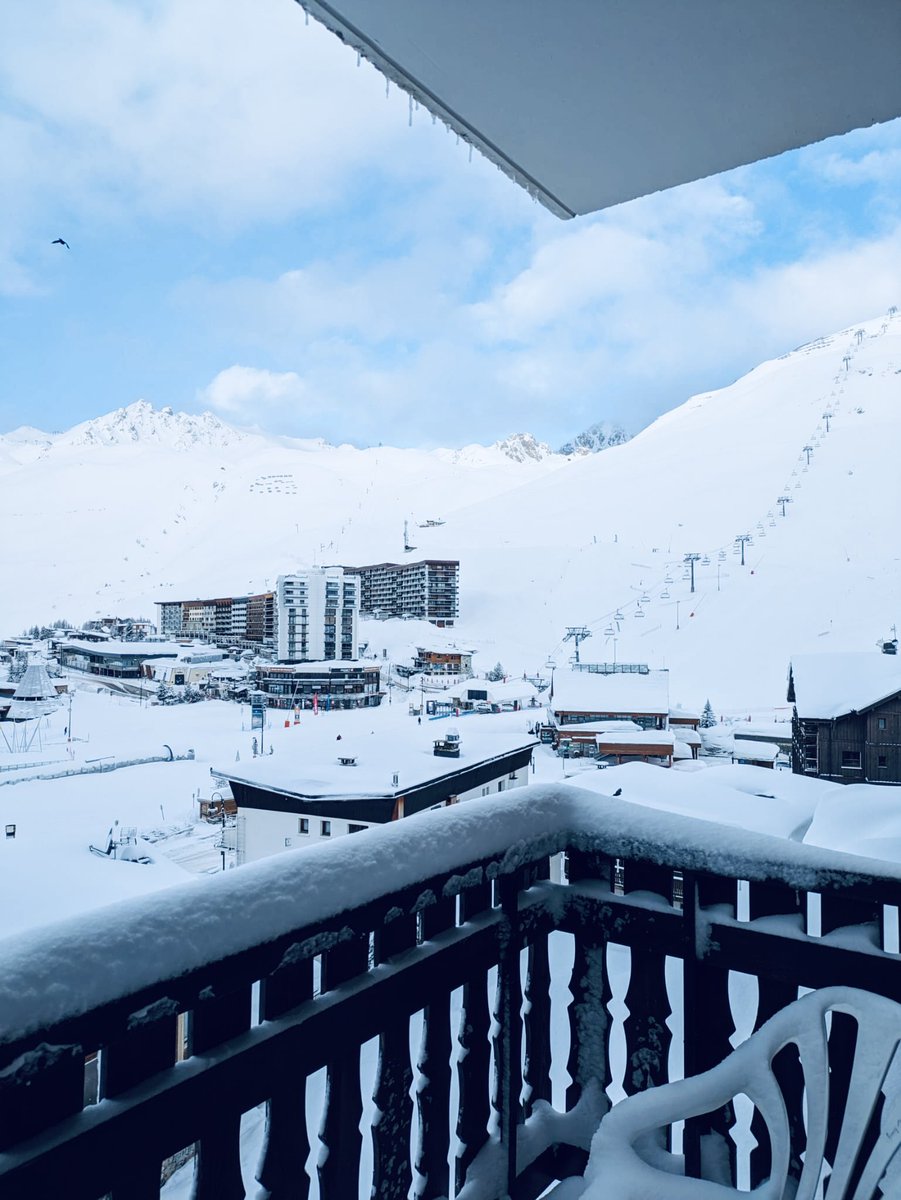 SauceandBrown's tweet photo. Out there on the slopes, the Sauce & Brown Snowboard is going through its paces courtesy of Anthony.
Awaiting photos of Spins, Flicks & Corks in between Coffee & Croissants (Beers), while Andy drinks tea at HQ.
#tignes #snowboard #douk #France https://t.co/sBwmakGveS