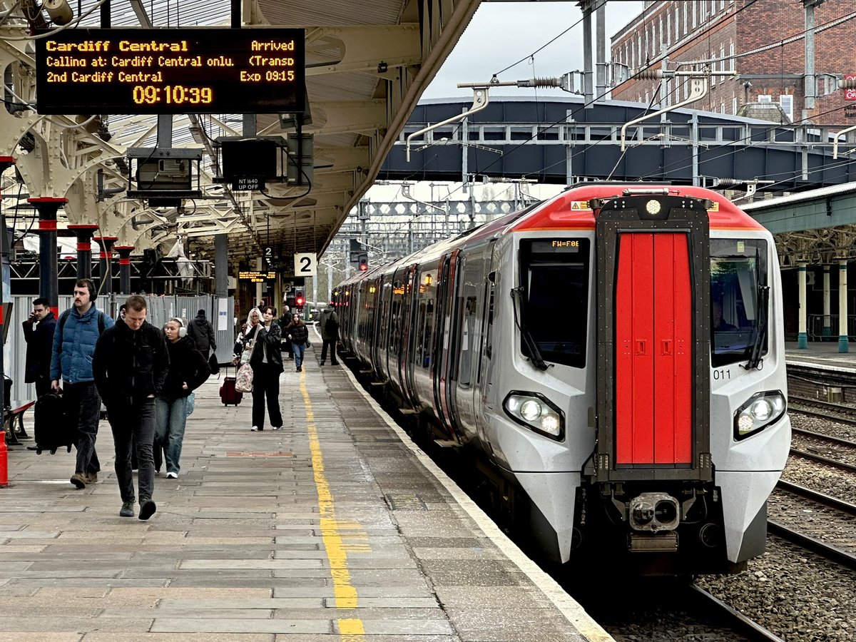 messagemonger's tweet image. 197011 leads 197010 into Newport in a four-ship formation bound for Cardiff! #class197