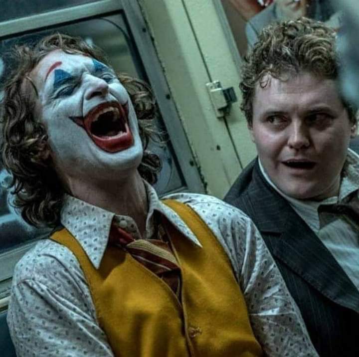 قالت له لن يفرقنا إلا الموت ، 
فجاء الموت على هيئة رجل يحمل حقيبة نقود . .