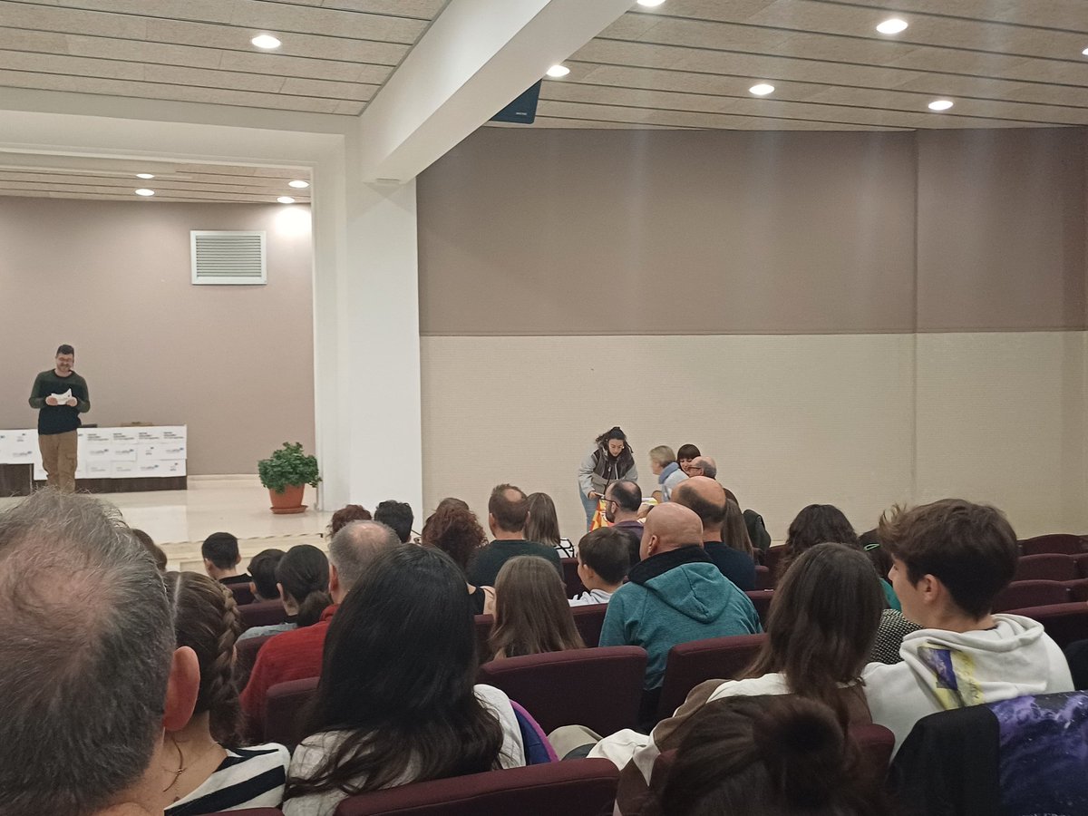 sebaixpenedes's tweet photo. @llegirenveualta ja comença! Tots preparat per llegir I gaudir escoltant aquests grans lectors i lectores !! @crptgn https://t.co/ISbvqROyb3