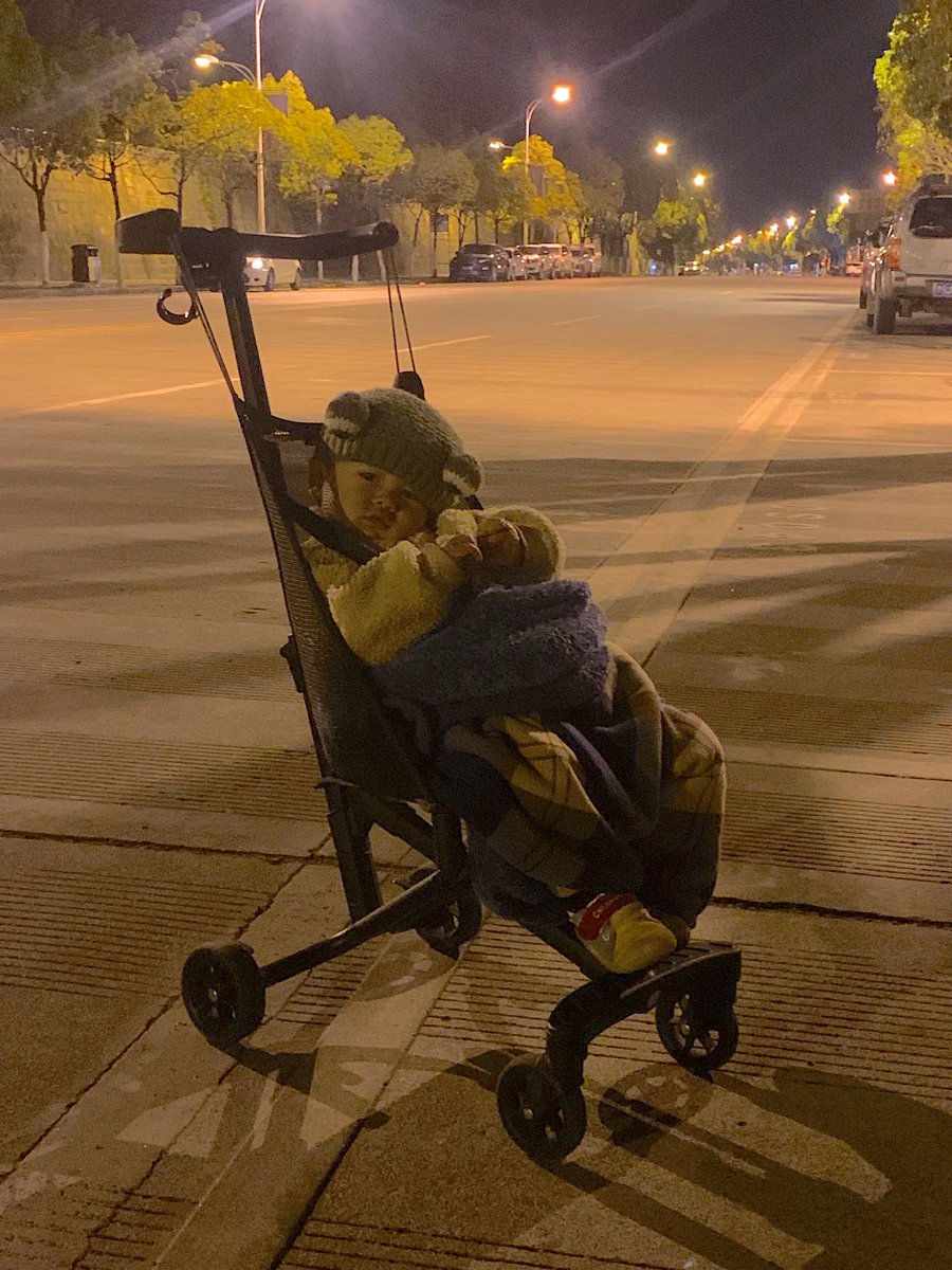 #nightwalk with #MikołajYangKoterba March edition! He wakes up sometimes at 4:44 or 5:20 am, with strong desire 2 go out. I try 2 slow him down, convince him 2 continue resting, but no, he wants 2 go! So! #LetsGROW! We go! Słoneczko śpi jeszcze. #artcollectibles link👇@objktcom