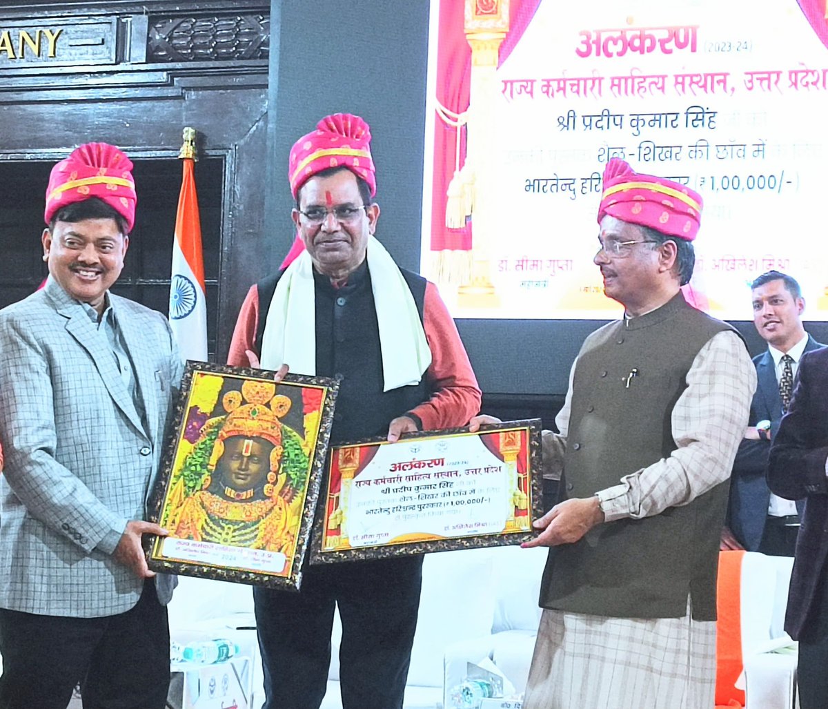 pkumar1997's tweet photo. यात्रा वृतांत 'शैल शिखर की छांव में' के लिए उत्तर प्रदेश राज्य कर्मचारी संस्थान का एक लाख रुपए का प्रतिष्ठित भारतेंदु हरिश्चंद्र पुरस्कार प्राप्त करने का सौभाग्य मिला। https://t.co/dtnaXXrlsh
