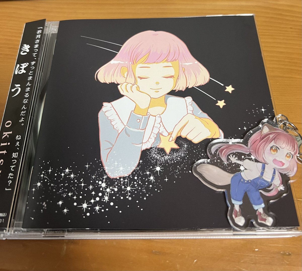 Pokomi0401's tweet photo. この前okitsuさんの枠にお邪魔したときにCDを出してるとお聞きしたのでその場でポチったやつが届きましたぽこ🫶
あまりに反射するぽこだったのでジャケットの紙を外に出して撮ったぽこ💪 https://t.co/RwLX33ysvQ