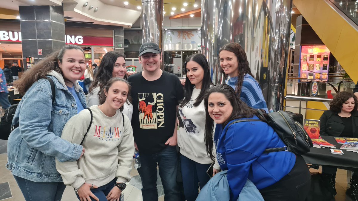 FranciscodPaula's tweet image. Este fin de semana he estado en el #LibroForumSevilla2024 y he conocido a un montón de autores repletos de ilusión, ganas e historias por contar. El mundo de los libros no es fácil, pero jamás hay que rendirse. Muchas gracias por invitarme y por el buen rollo de estos días.