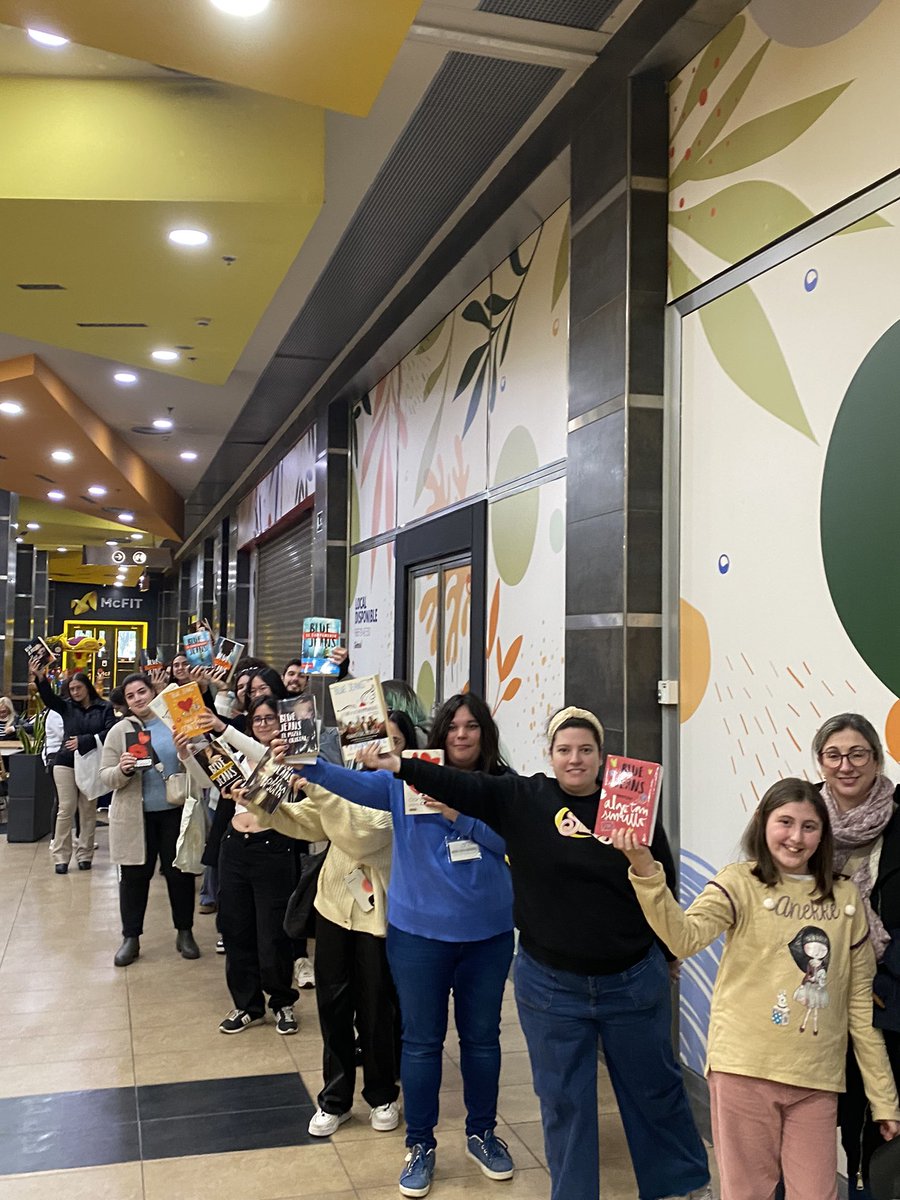 FranciscodPaula's tweet image. Este fin de semana he estado en el #LibroForumSevilla2024 y he conocido a un montón de autores repletos de ilusión, ganas e historias por contar. El mundo de los libros no es fácil, pero jamás hay que rendirse. Muchas gracias por invitarme y por el buen rollo de estos días.