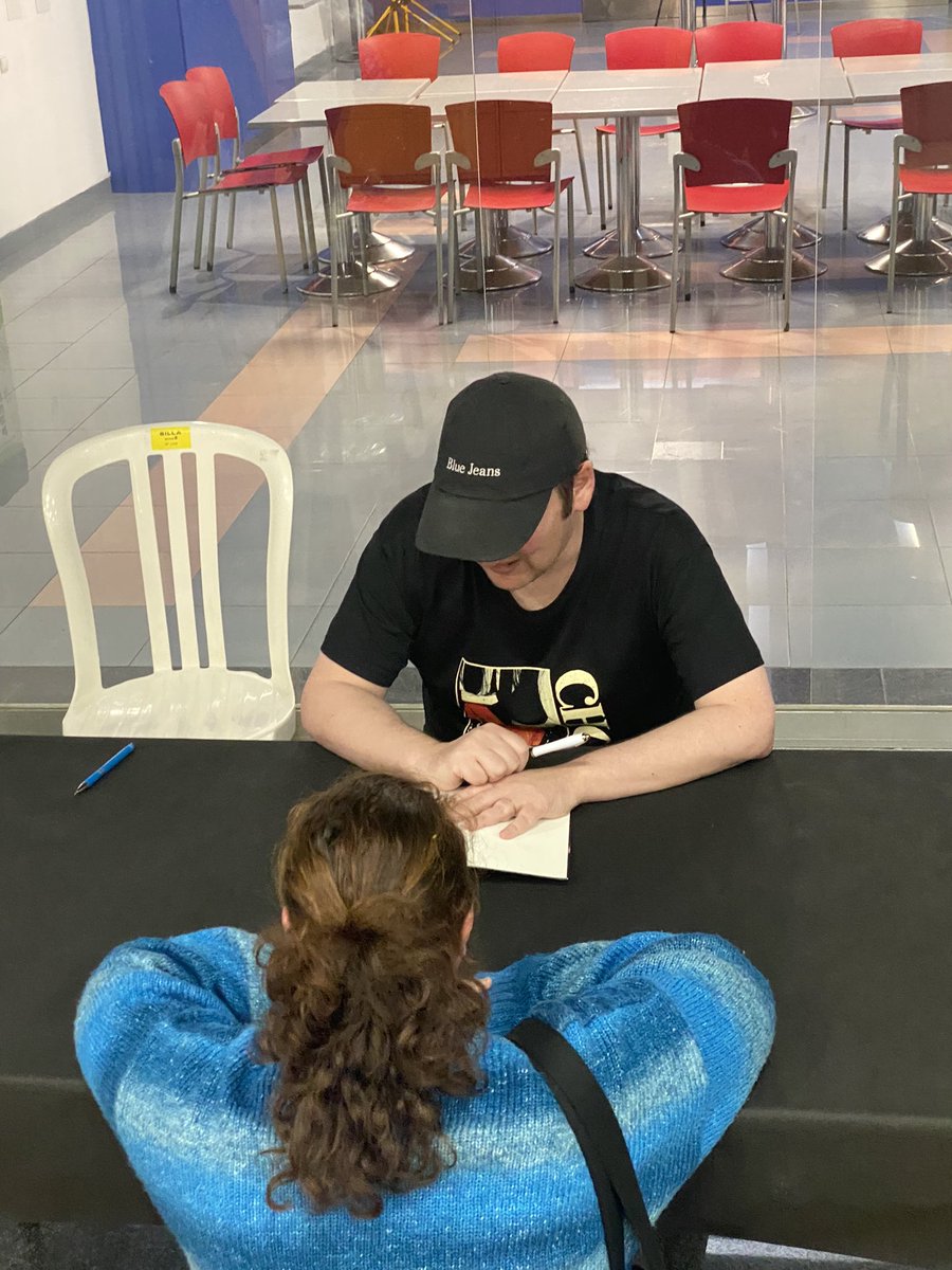 FranciscodPaula's tweet image. Este fin de semana he estado en el #LibroForumSevilla2024 y he conocido a un montón de autores repletos de ilusión, ganas e historias por contar. El mundo de los libros no es fácil, pero jamás hay que rendirse. Muchas gracias por invitarme y por el buen rollo de estos días.