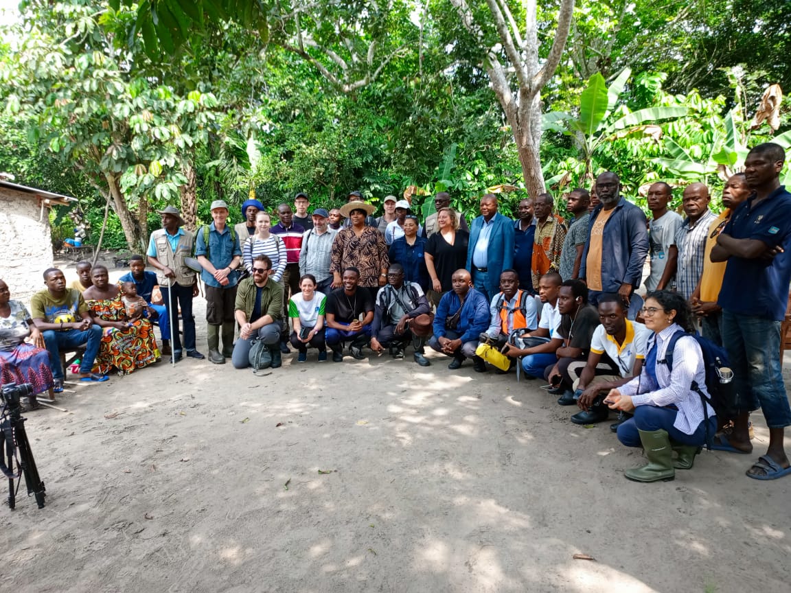 Congrats to UNEP-CongoPeat field team, including brilliant Rep. of Congo & DRC students, after 1-month data collection & training mission in Rep. of Congo peatlands. Lovely words of thanks from @LGetaU to CongoPeat scientist & training leader @DargieGreta @SoGLeeds