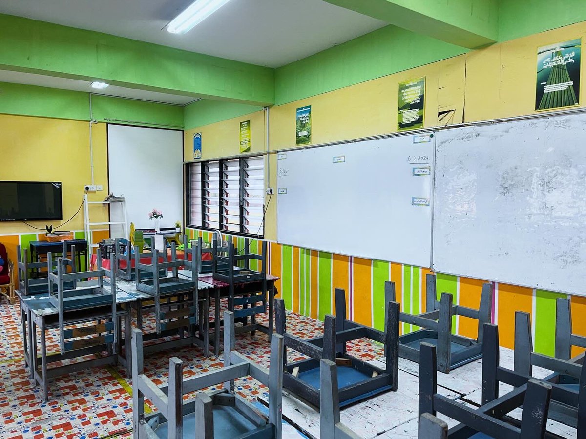 DarwinKamal's tweet photo. Bonus 2K pergi Mana? 
Meh sini nak bgtau 😂
Ni gambar kelas aku sebelum buat renovation🥲 https://t.co/54GuIykLIr