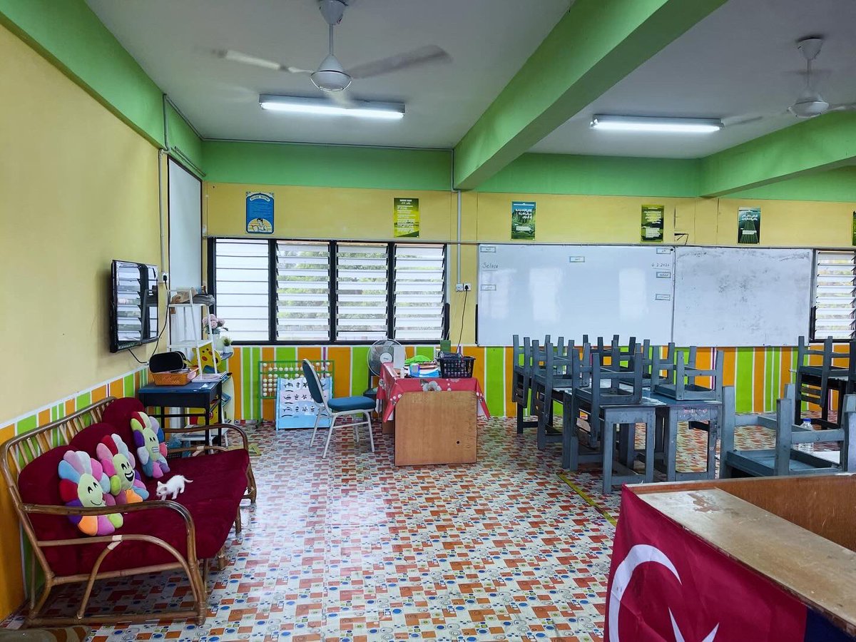 DarwinKamal's tweet photo. Bonus 2K pergi Mana? 
Meh sini nak bgtau 😂
Ni gambar kelas aku sebelum buat renovation🥲 https://t.co/54GuIykLIr