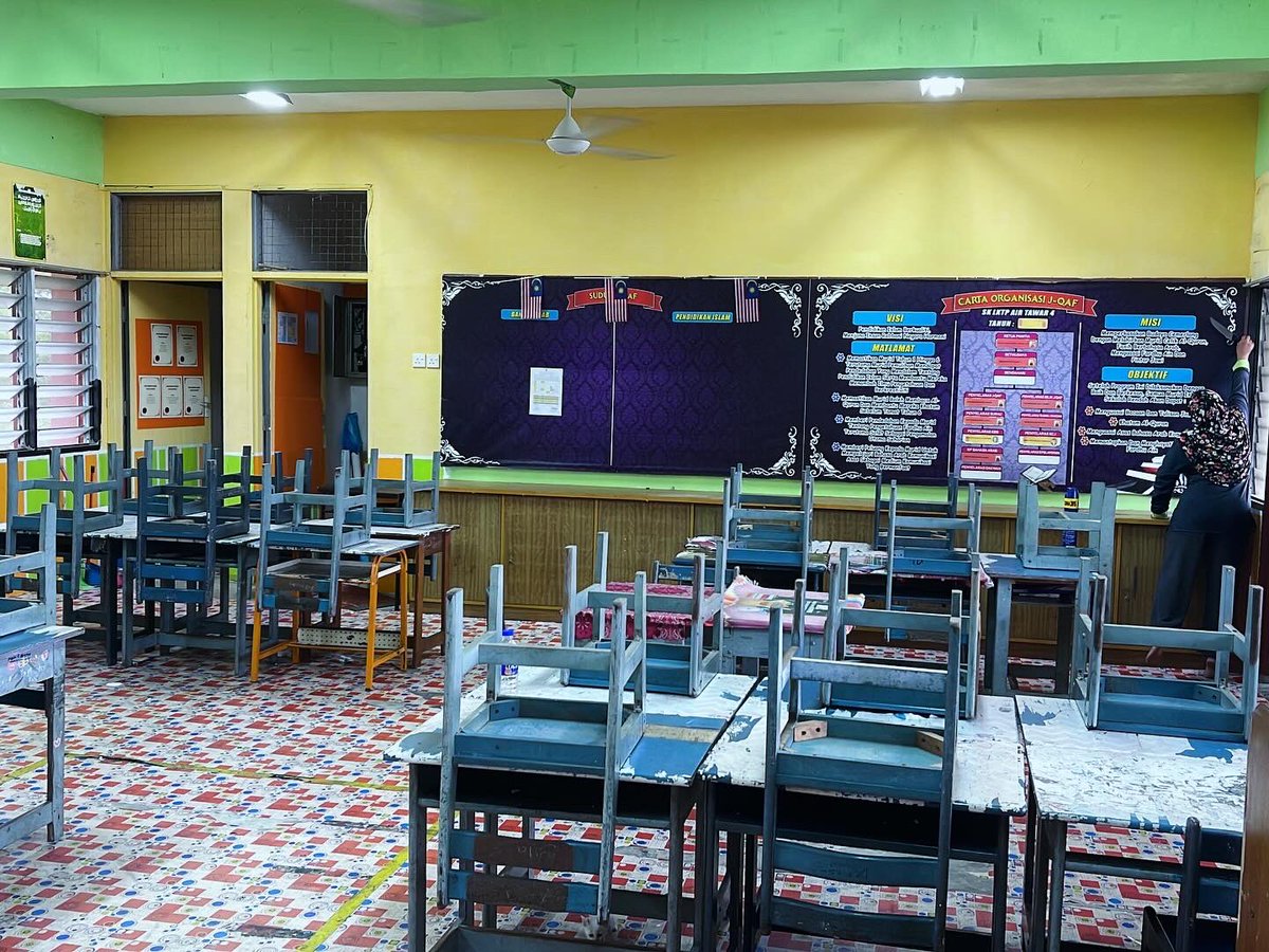 DarwinKamal's tweet photo. Bonus 2K pergi Mana? 
Meh sini nak bgtau 😂
Ni gambar kelas aku sebelum buat renovation🥲 https://t.co/54GuIykLIr