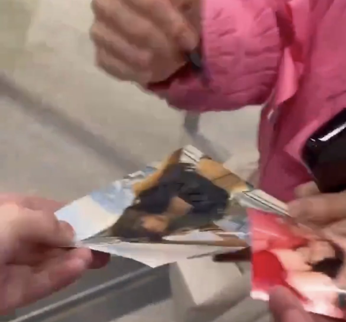 wonyobeloved's tweet photo. wonyoung was supposed to leave but stopped to sign when the fan told her they waited 2 hours🥹🥹
AND IM CRYING THE PICTURE THEY MADE HER SIGN???😭😭😭 https://t.co/8hdXfh1TLn