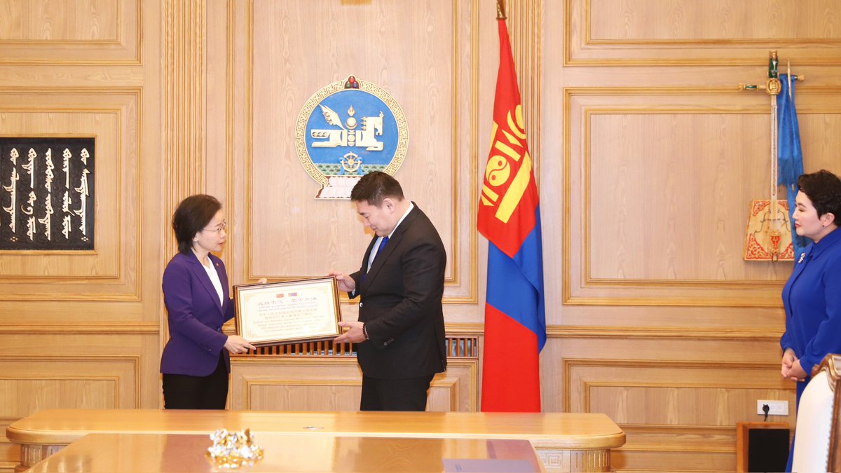 很荣幸代表中国政府向 <a href="/OyunerdeneMN/">Л.Оюун-Эрдэнэ</a> 转交20万美元紧急现汇援助，同时移交中国内蒙古自治区向蒙方提供的124万元人民币援助款物。相信在社会各界共同努力下，蒙古一定能够战胜灾情，中国还将继续向蒙方提供支持帮助。战胜雪灾，蒙古加油！