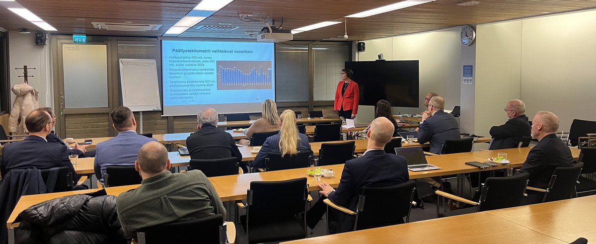 Kansanedustajamme perehtyvät valtion aluehallinnon uudistukseen, tienpidon tilanteeseen ja #Saaristomeri-ohjelmaan. Kiitos isännöinnistä @VarsinaisELY #vskansanedustajaryhmä #alueenääni