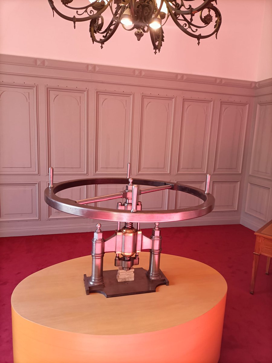 Cedsimon's tweet photo. L'imposante machine pour apposer le Sceau du Congrès, après le vote qui inscrira cet après-midi l'IVG dans la Constitution, est prêt #IVGconstitution https://t.co/9IDqW0TsBq