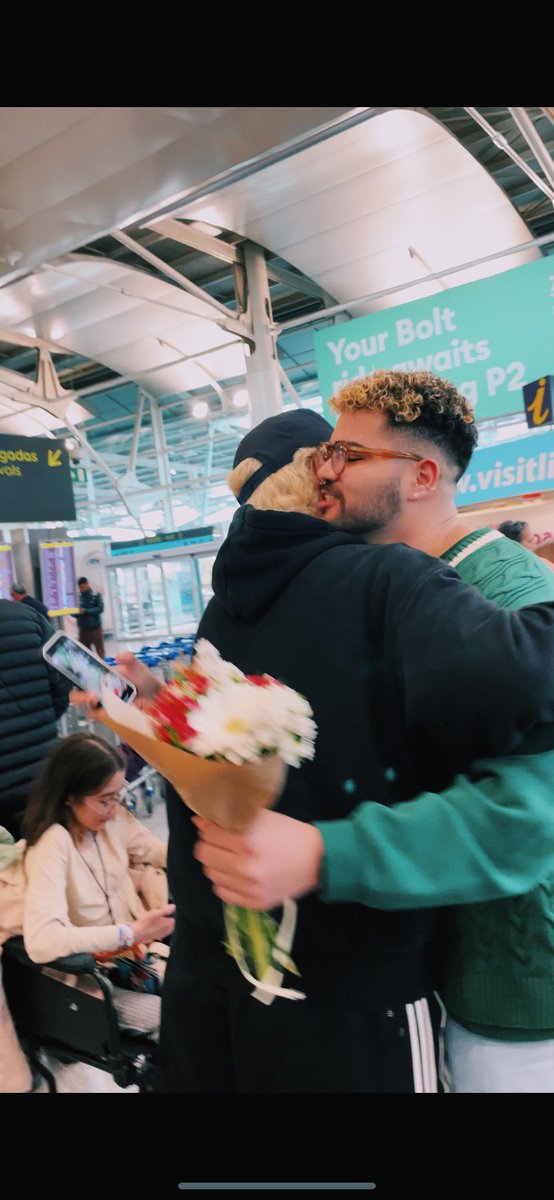 Hugosavinon's tweet image. Cara você não tem a noção de quão importante você é na minha vida, obrigado por me salvar em qualquer lugar do mundo 🥺🇵🇹  @jaoromania