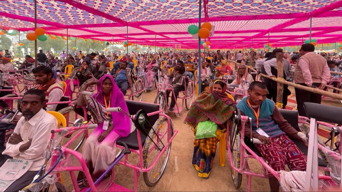 आज मिर्जापुर में सामाजिक न्याय एवं अधिकारिता मंत्रालय के दिव्यांगजन सशक्तिकरण विभाग द्वारा 'एडिप योजना' के तहत आयोजित विशेष शिविर में जनपद के 2389 लाभार्थी दिव्यांगजनों को 2 करोड़ 40 लाख रुपए के 3500 जीवन सहायक उपकरण एवं कृत्रिम अंग वितरित करते हुए अत्यंत संतोष की अनुभूति हुई।