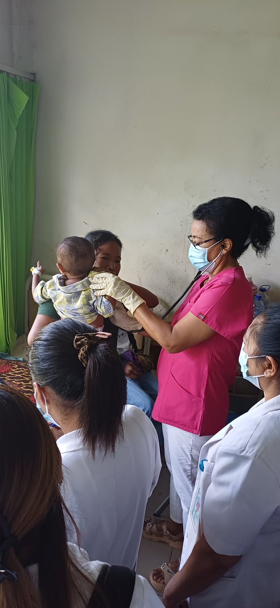 Se realiza pase de visita en el servicio de pediatria del #HRMaliana, donde la Dra. Juana Berro, Esp. en Pediatria conjuga la actividad docente y asistencial al rededor del paciente hospitalizado #CubaCoopera #CubaEduca #CubaPorLaVida