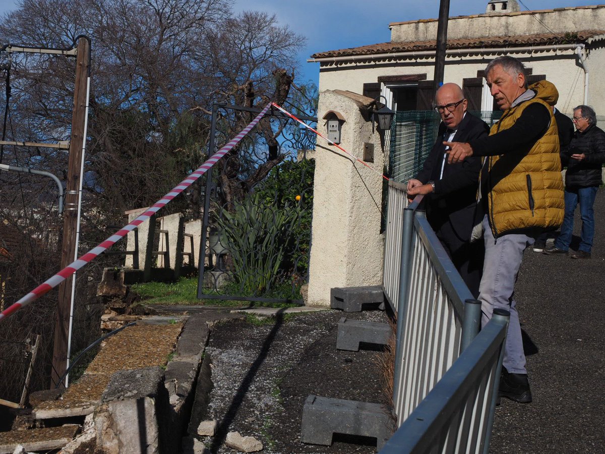 eciotti's tweet photo. Auprès des habitants sinistrés du 50 Chemin du Mont Gros à #Nice06.

Ce dimanche après-midi, les intempéries ont causé la chute d’un mur de soutènement sur trois voitures.

J’ai demandé au ministre de l’Intérieur le classement de Nice en catastrophe naturelle. https://t.co/7B11y0kMWt