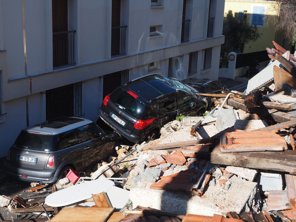 eciotti's tweet photo. Auprès des habitants sinistrés du 50 Chemin du Mont Gros à #Nice06.

Ce dimanche après-midi, les intempéries ont causé la chute d’un mur de soutènement sur trois voitures.

J’ai demandé au ministre de l’Intérieur le classement de Nice en catastrophe naturelle. https://t.co/7B11y0kMWt