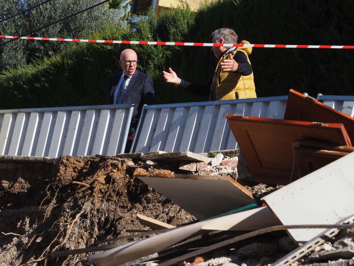 eciotti's tweet photo. Auprès des habitants sinistrés du 50 Chemin du Mont Gros à #Nice06.

Ce dimanche après-midi, les intempéries ont causé la chute d’un mur de soutènement sur trois voitures.

J’ai demandé au ministre de l’Intérieur le classement de Nice en catastrophe naturelle. https://t.co/7B11y0kMWt