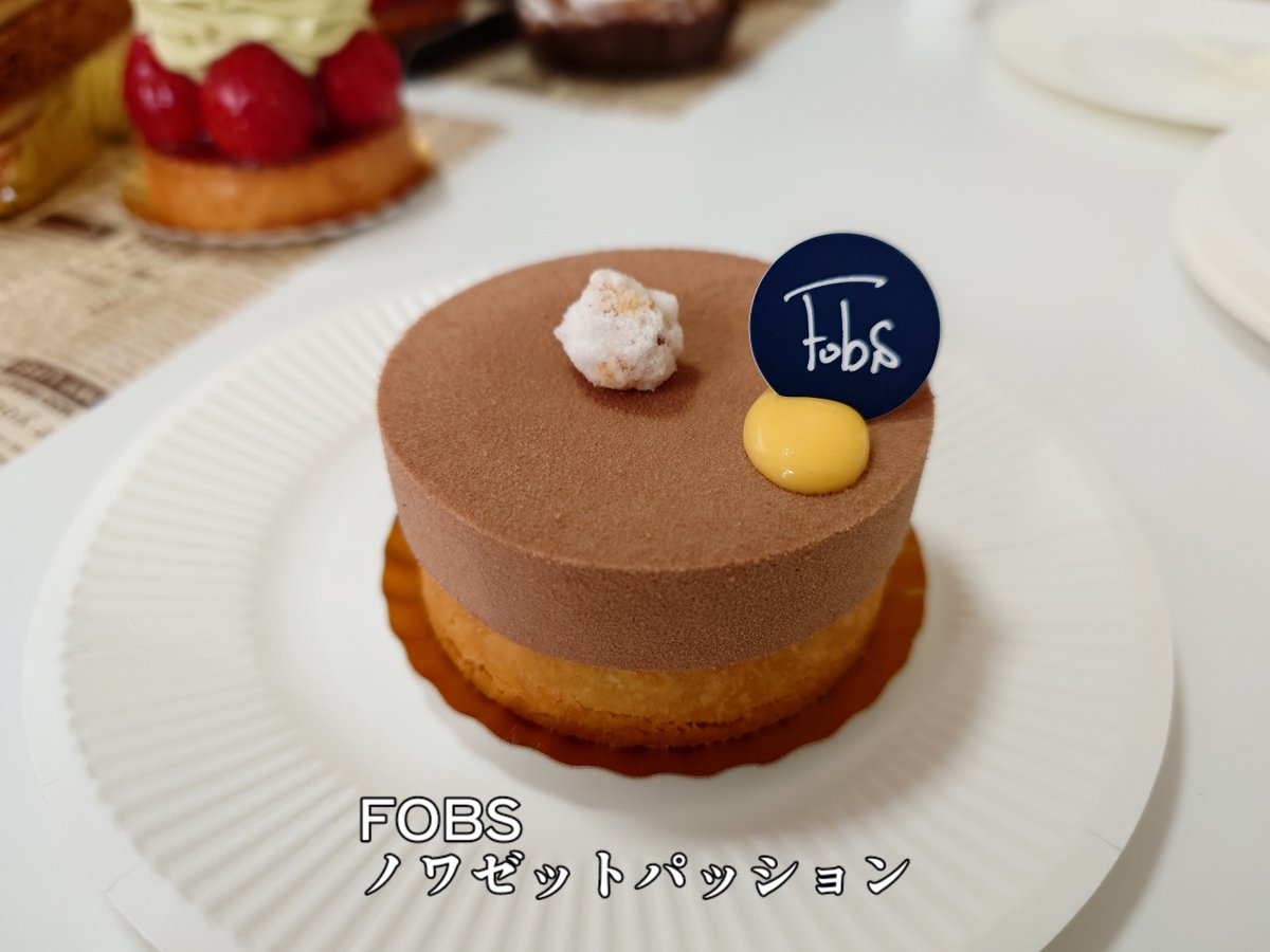 cakesukisin's tweet image. FOBSのノワゼットパッション
シンプル形状。ヘーゼルナッツのタルトにチョコムース、パンションフルーツのクリーム、キャラメルソース入り。パッションの酸味にチョコが合います。

#FOBS
#浅草
#ノワゼットパッション