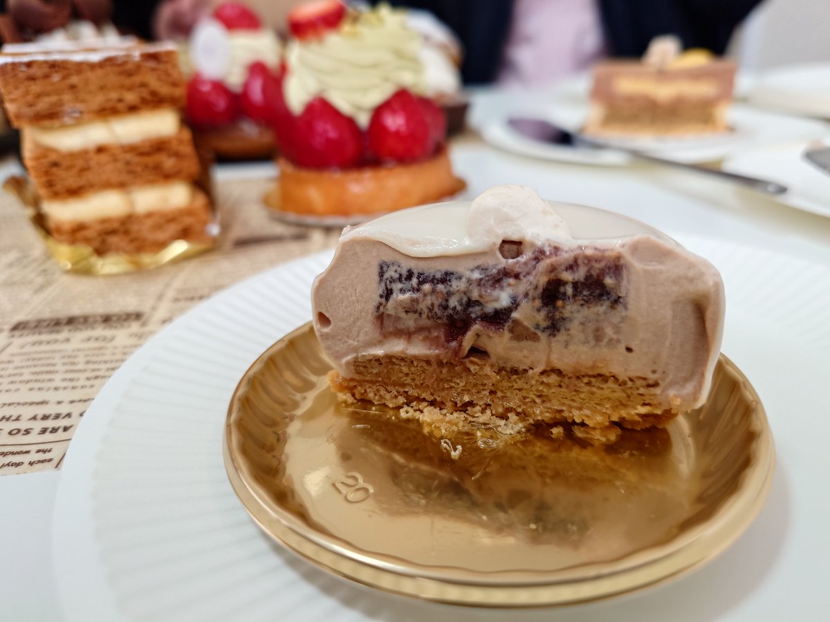 cakesukisin's tweet image. FOBSのショコラオテ
真っ白なツルンとした形状。アールグレイやチョコクリームに白ワイン風味のイチジク入り。紅茶が香ります。土台はサクサク生地。

#FOBS
#浅草
#ショコラオテ