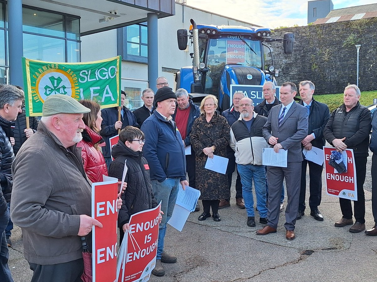 Sligo IFA meet thier County Councillors outside County buildings this morning before hearing a discussion on farming issues in the chamber later.@IFAmedia @amyforde6 @AgrilandIreland @SligoChampion @SeanMcKeon1973 #EnoughIsEnough