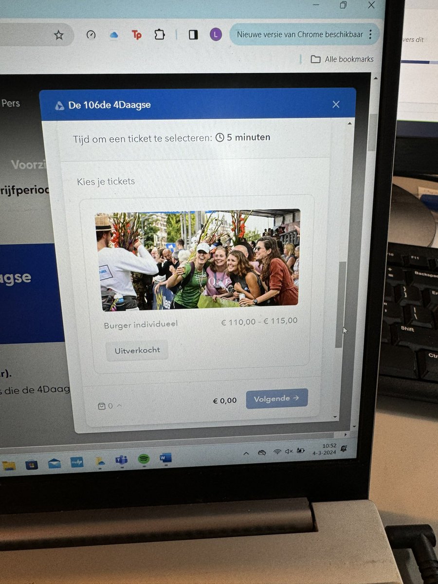 Sta je ruim 50 min in de wachtrij…uitverkocht. #vierdaagse #nijmegen Zo ontzettend balen.