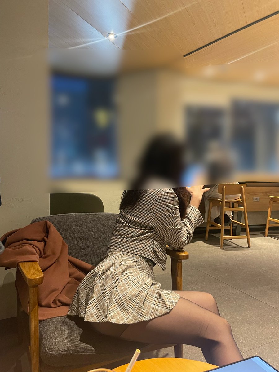여긴 어딜까요😙
오늘도 남편이 원하는 귀엽고 섹시한 스타일로 입었어요💕
(일부러 남자들 무리 옆테이블에 앉아서 남편 네토력 상승!!)
낮엔 날씨가 좋았는데 이젠 너무 춥네요😭
#야노 #야외노출 #검스 #섹트 #스타킹