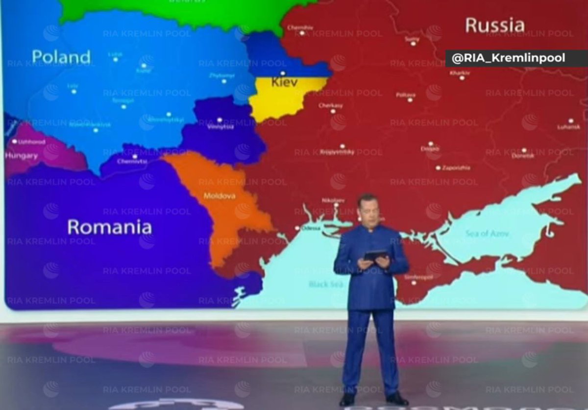katha1502's tweet image. Die russische Presseagentur RIA hat ein Foto von Medwedew Vortrag beim Weltjugendfestival verรถffentlicht. Die Karte zeigt Osteuropa aus Sicht Russlands. Noch Fragen?